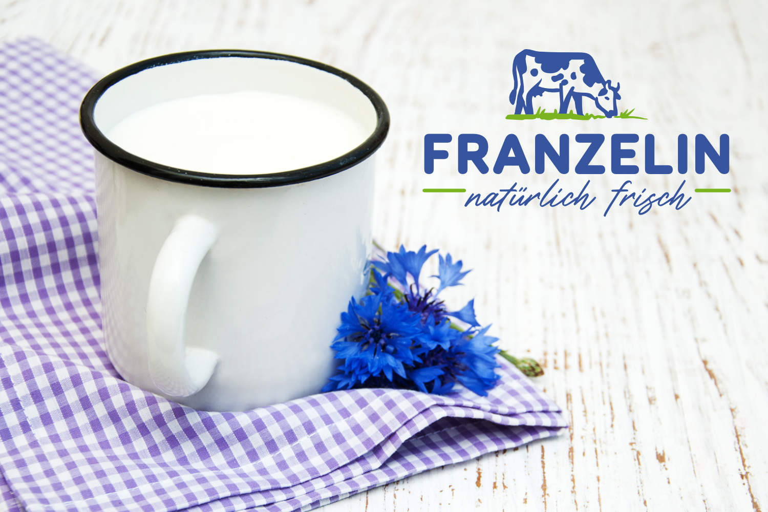 Eine Tasse voll Milch auf dem Tisch.
